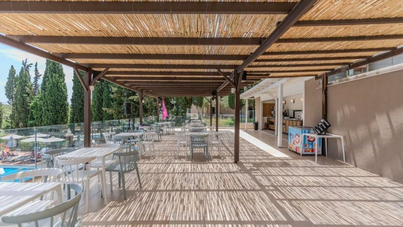 Bar pored bazena